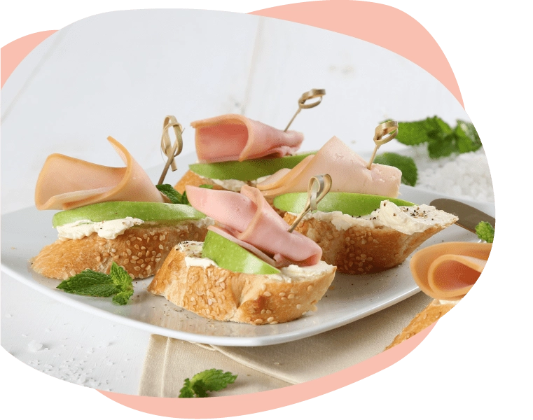 Montaditos de jamon con manzana y queso crema