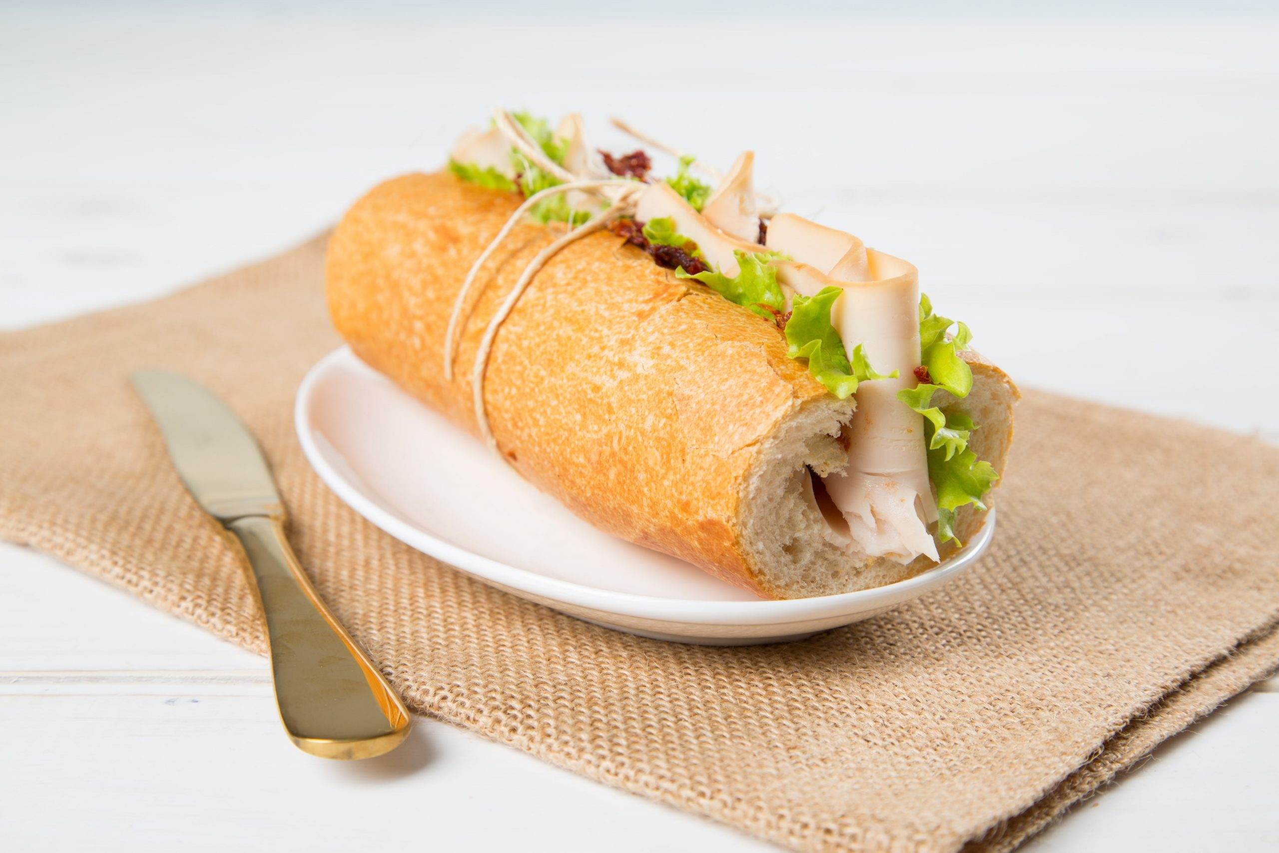 Sandwich de pan francés con jamón de pollo en Recetas Pietrán
