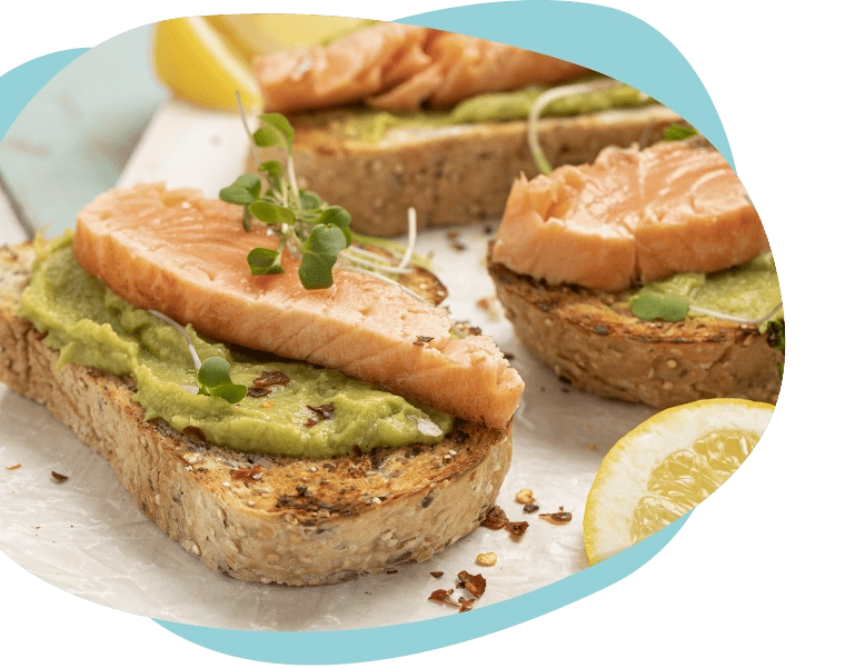 tostadas de pan integral con salmon natural