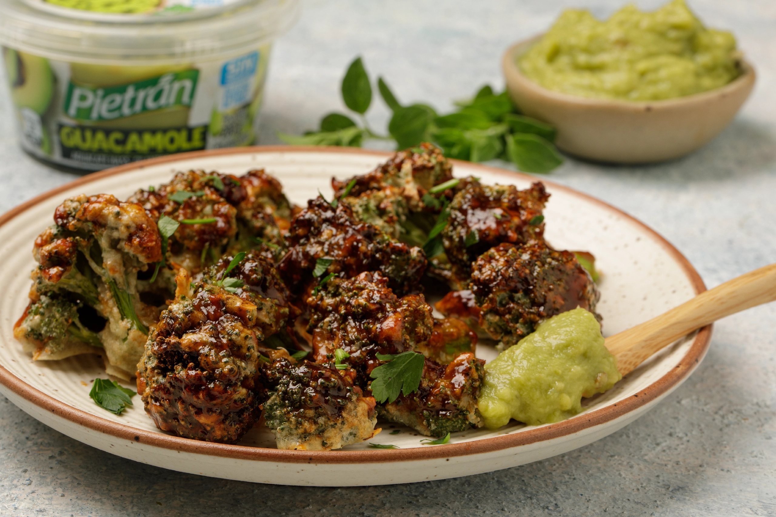 alitas de brocoli con guacamole