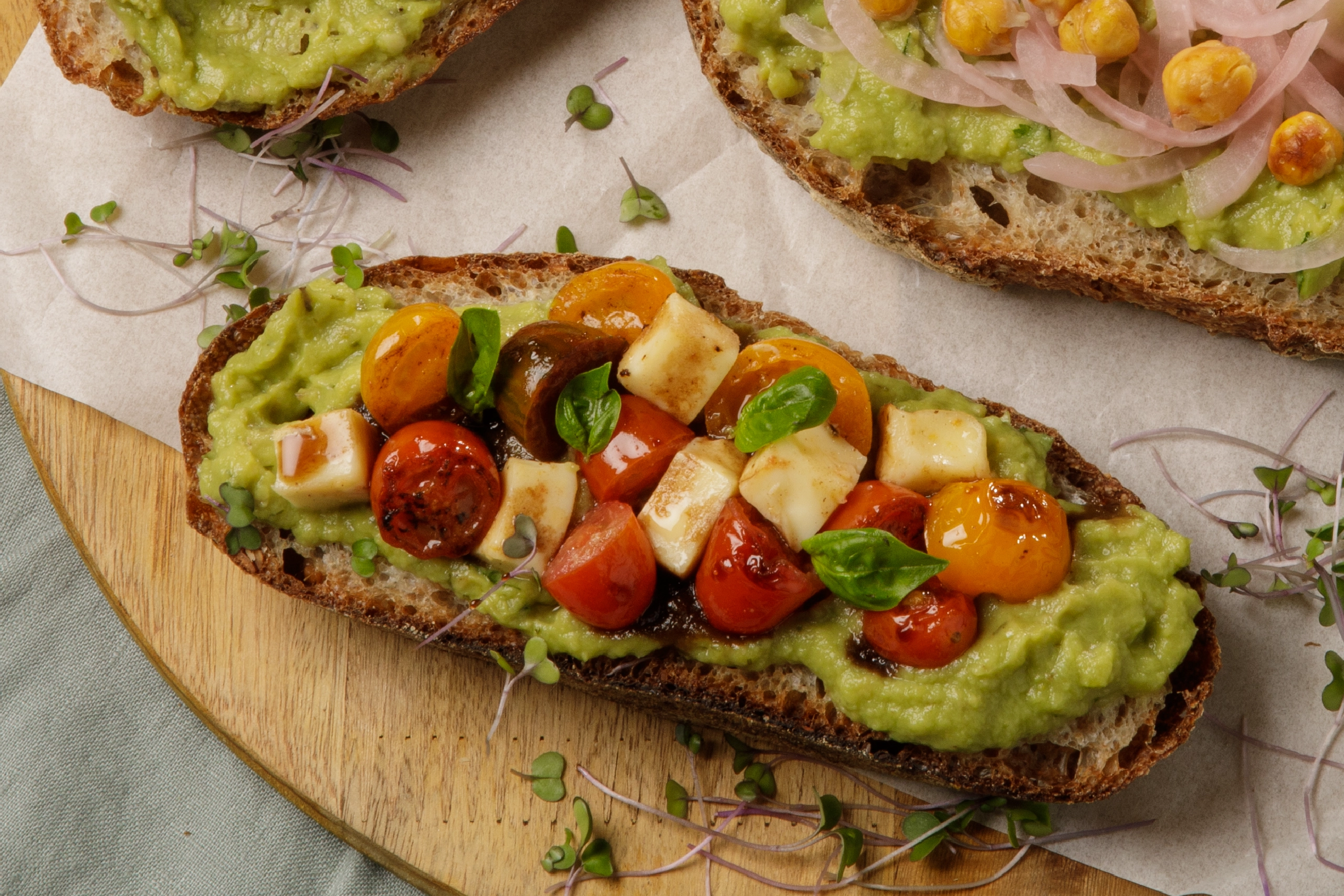 tostadas con aguacate tomate cherry y queso