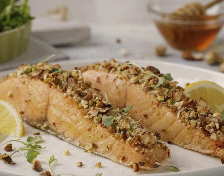 Salmon al natural con costra crujiente de nueces dest